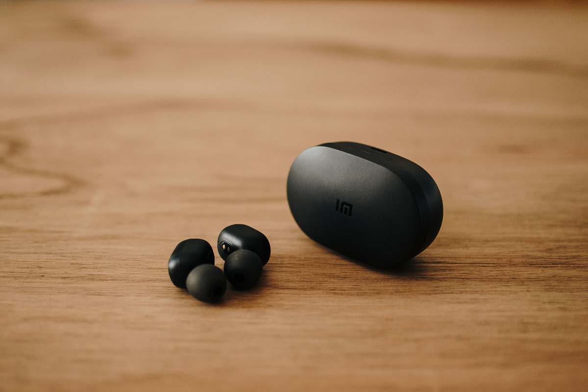 mouse pair of black wireless canalbuds hardware