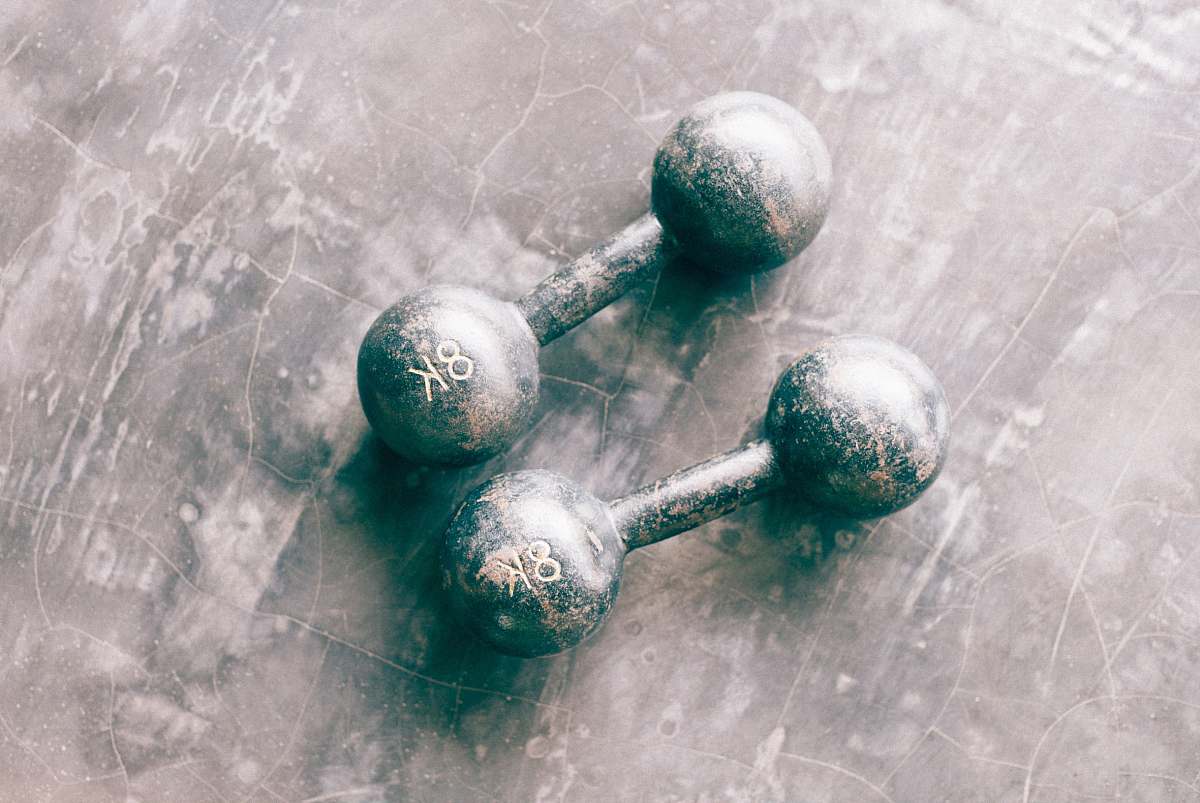 sport two gray dumbbells 8k