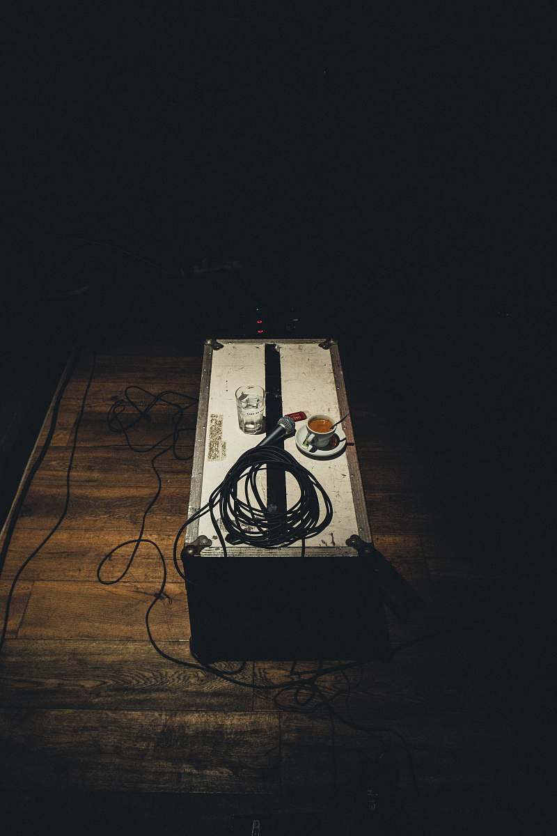 metz closeup photo of microphone on gray box coffee