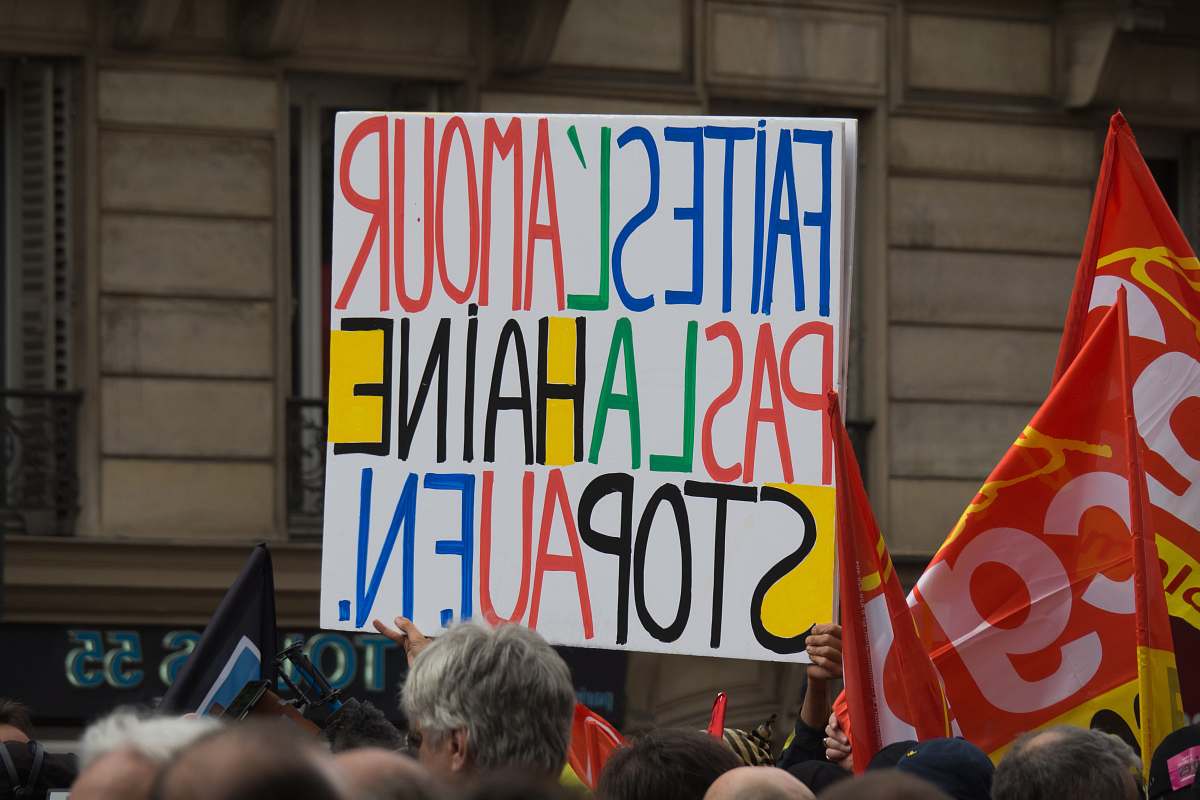 paris faitesl'amour paaslahaine stopaufn rally signage during daytime person