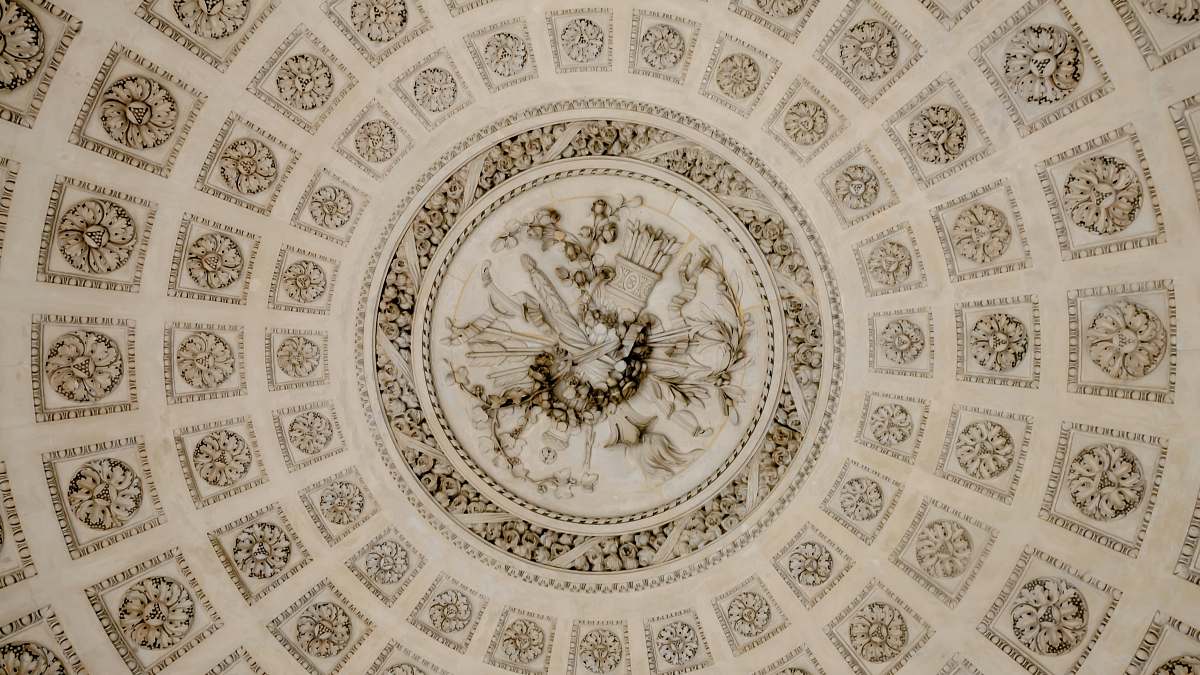 building white and black floral decor versailles