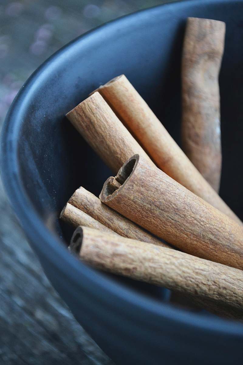 axe cinnamon in round blue bowl wood