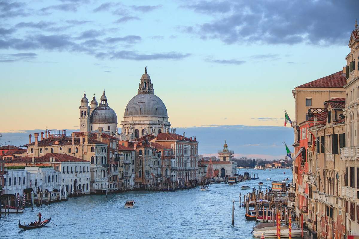 building Venice, Italy during daytime dome