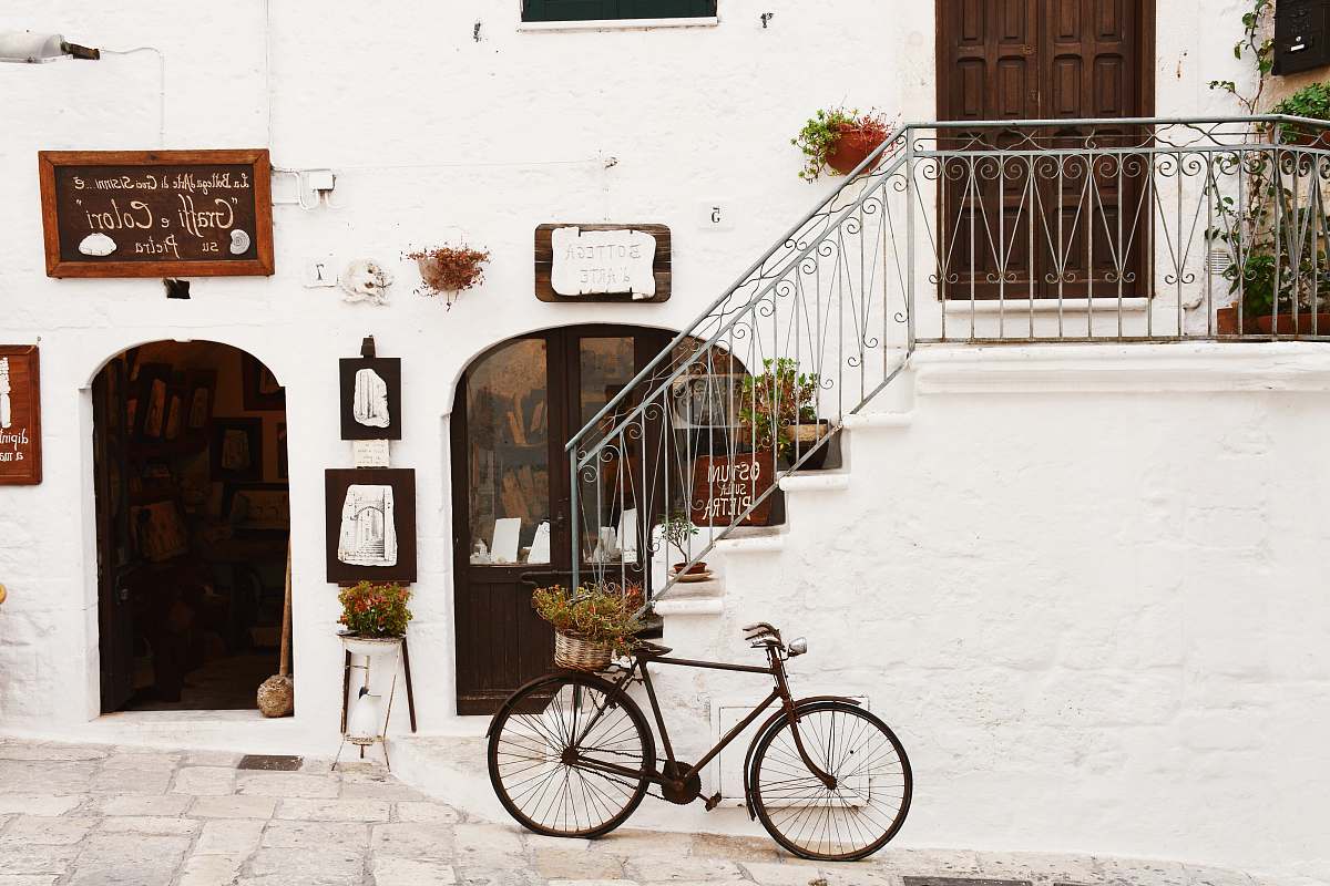 street black bicycle near handrails at daytime bike