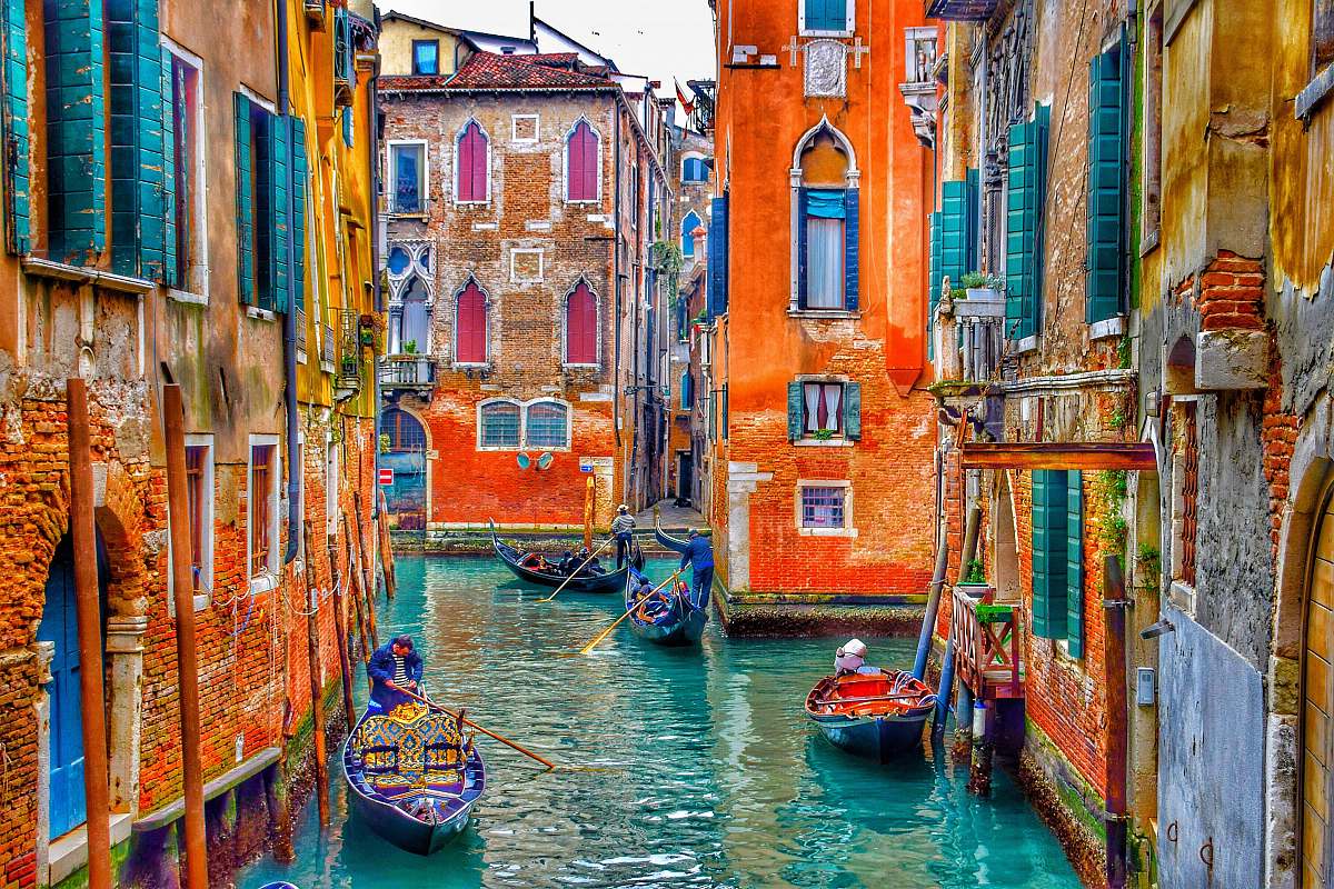 gondola boat beside building boat
