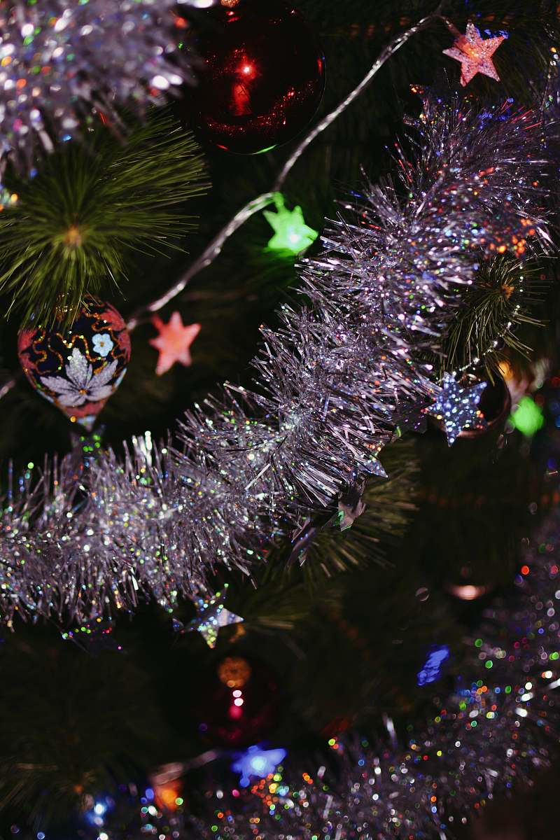 ornament shallow focus photo of gray garlands christmas tree