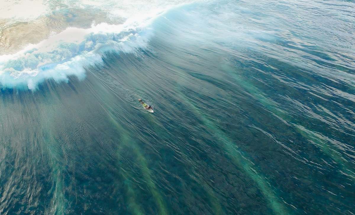 ocean time lapse photography of boat in water with big waves nature