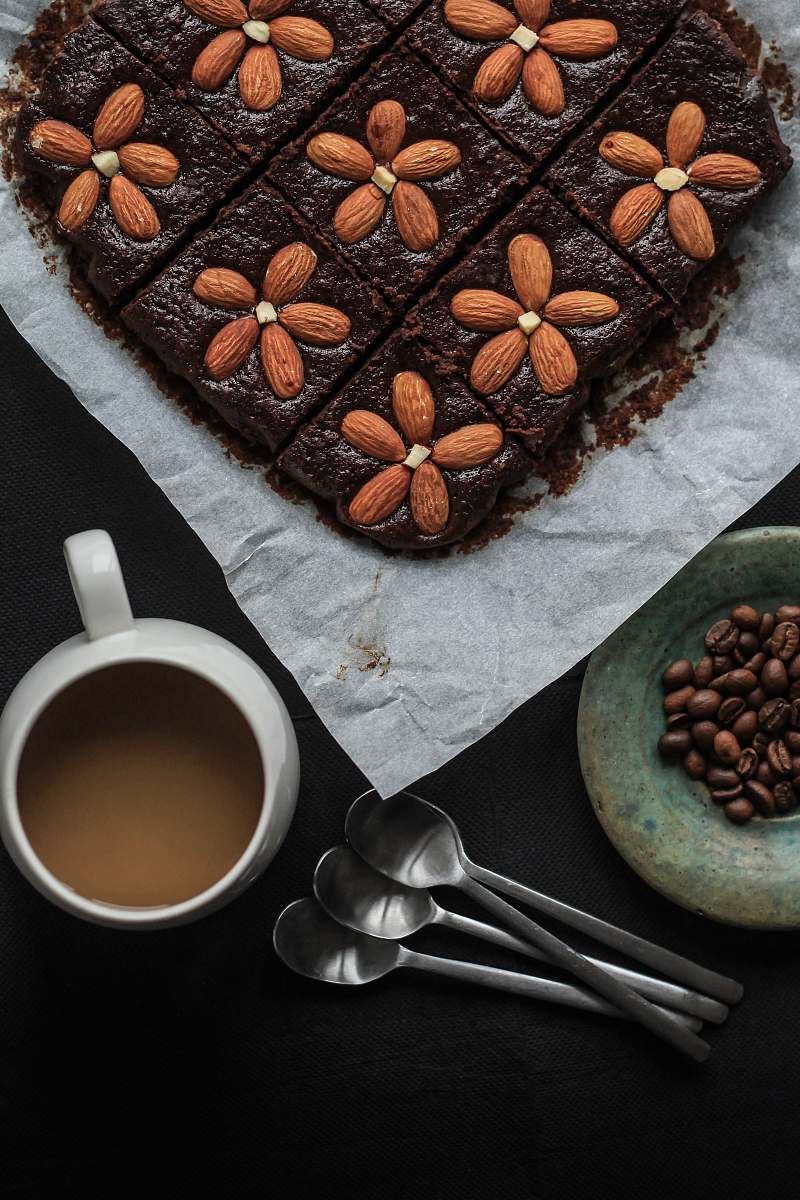 flora cake top with almonds bean