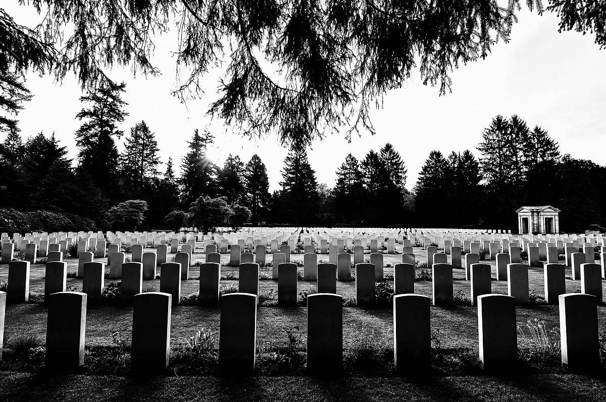 tomb grayscale photography of cemetery hamburg