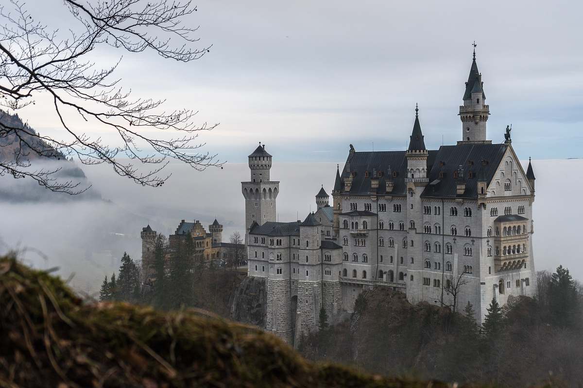 castle Neuschwanstein castle, Germany architecture