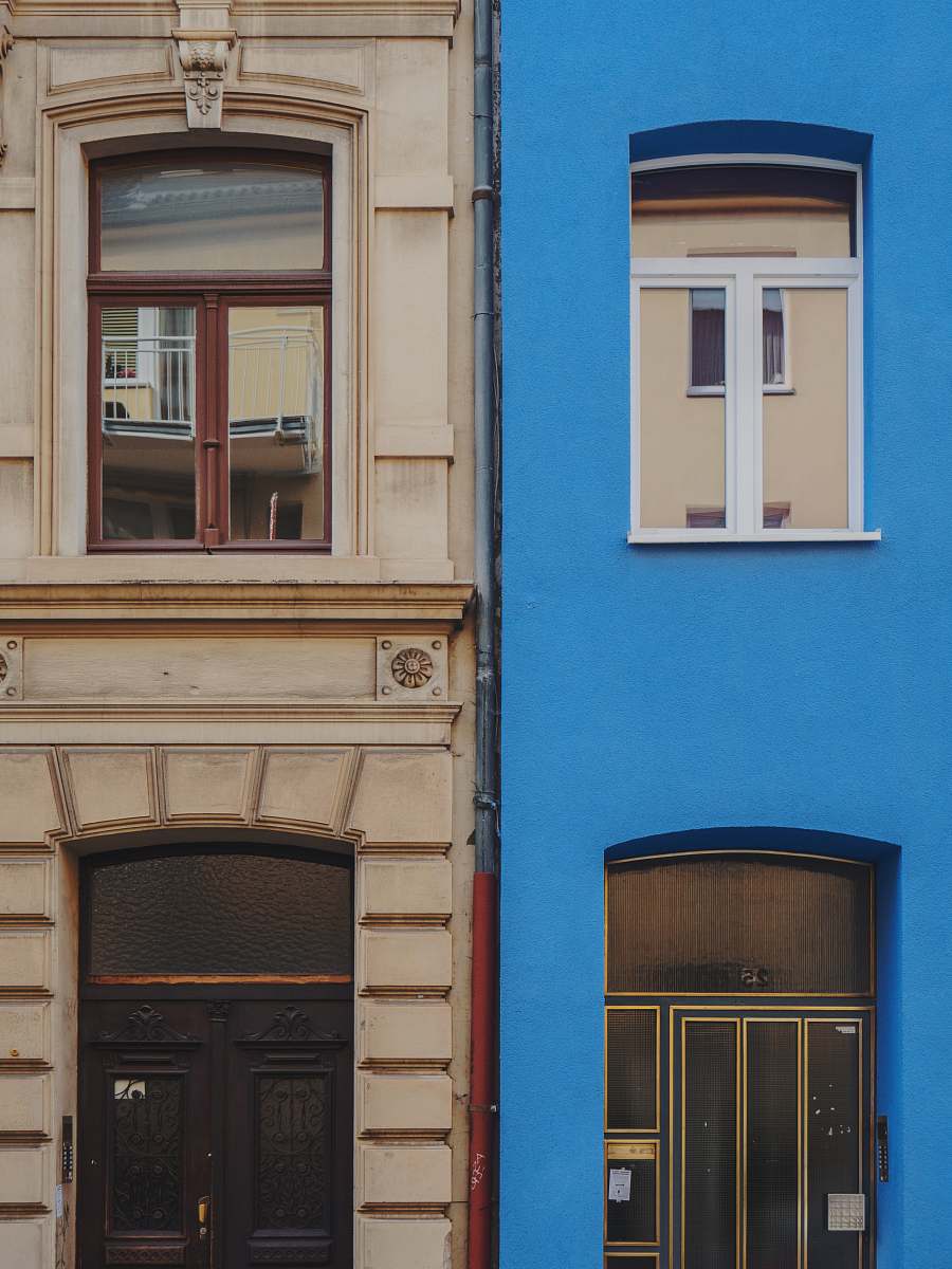 building brown wooden door köln