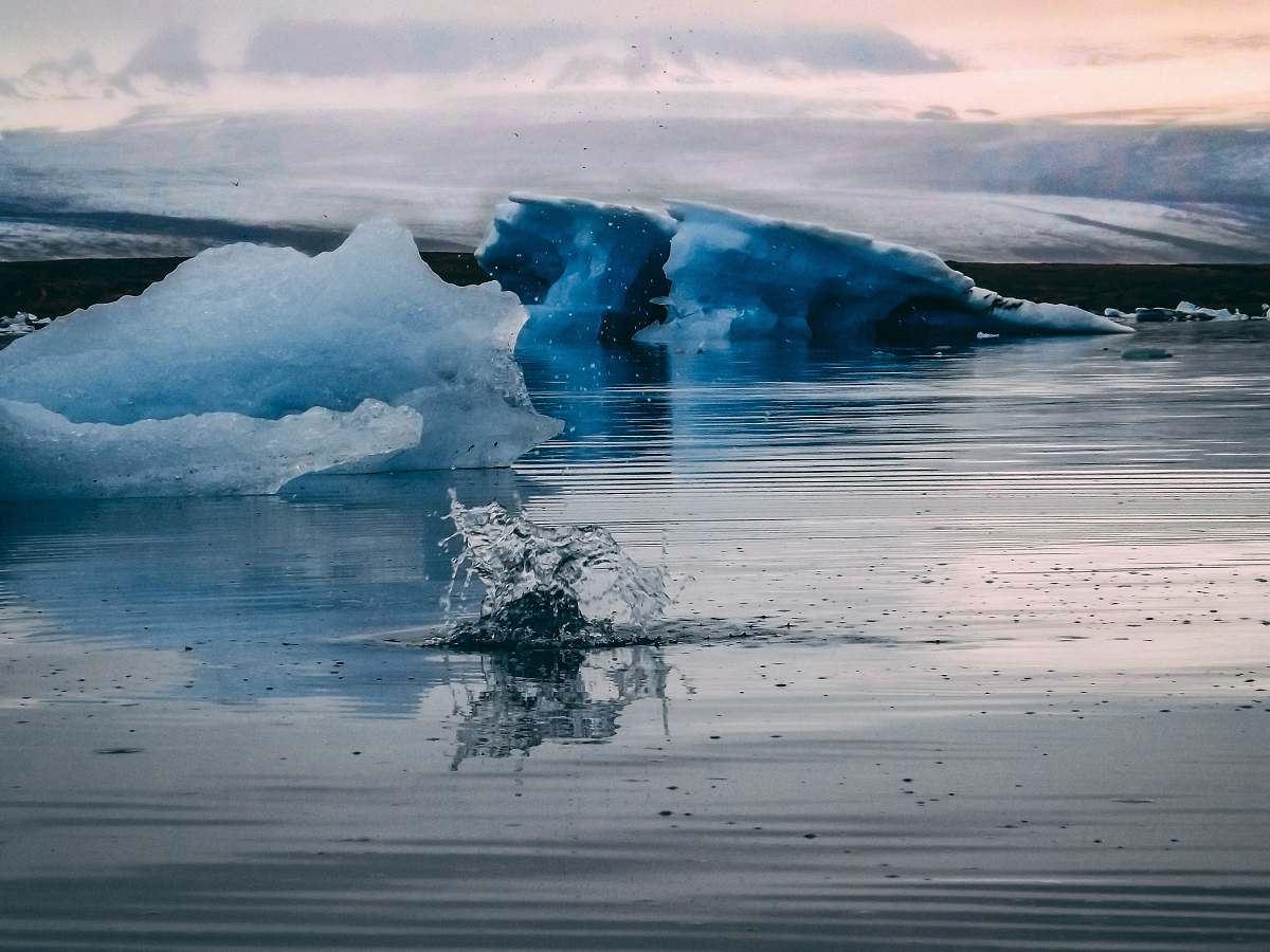 nature water splash near iceberg outdoors