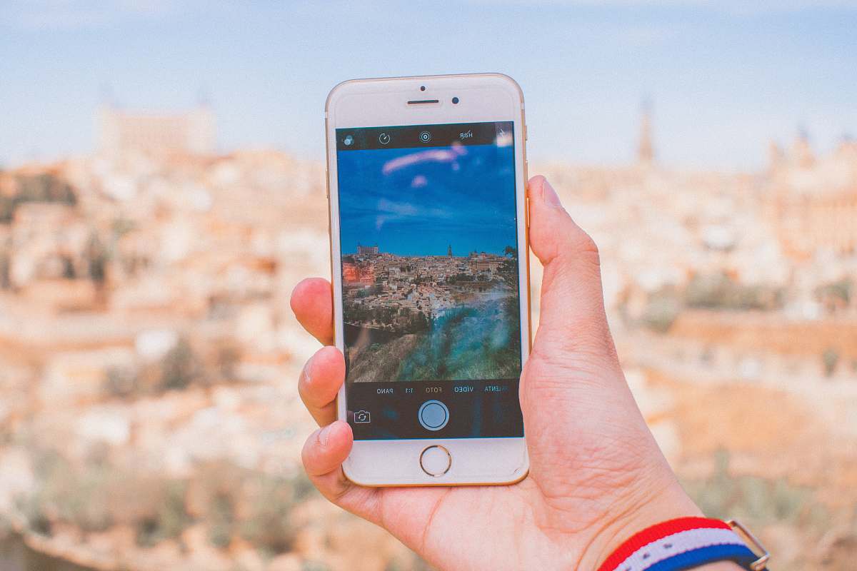 photo person holding gold iPhone 6 during daytime hold