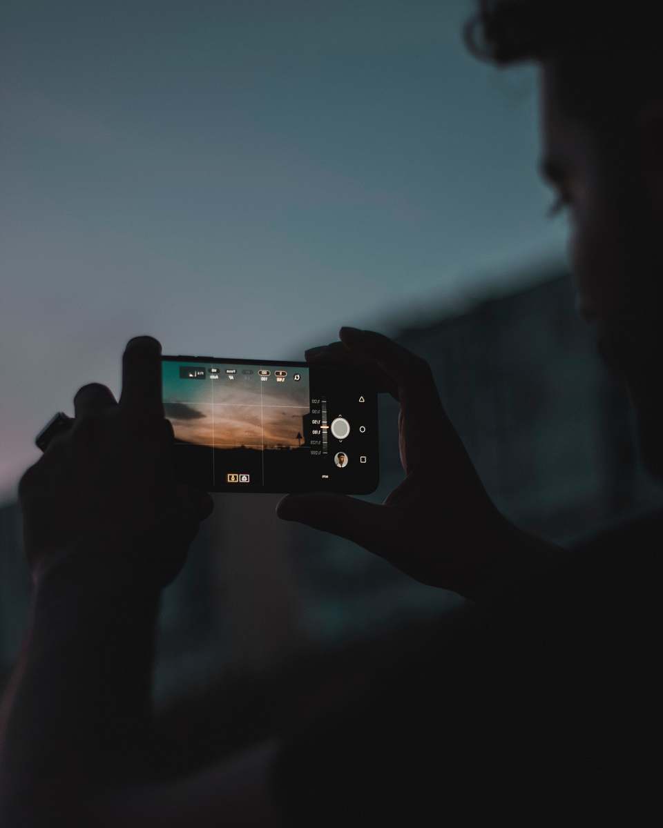 human man holding smartphone photo