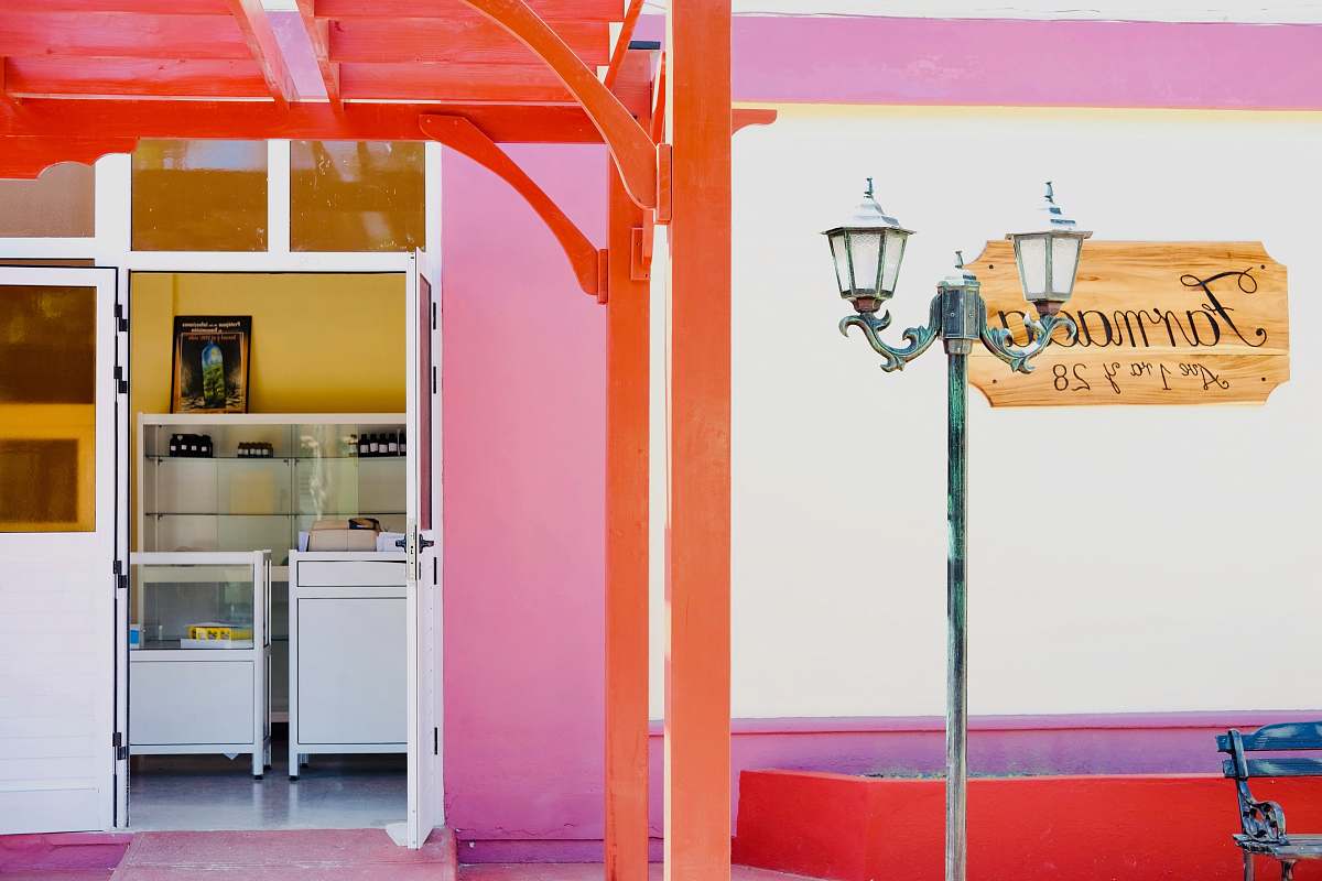 cuba light post beside wall building