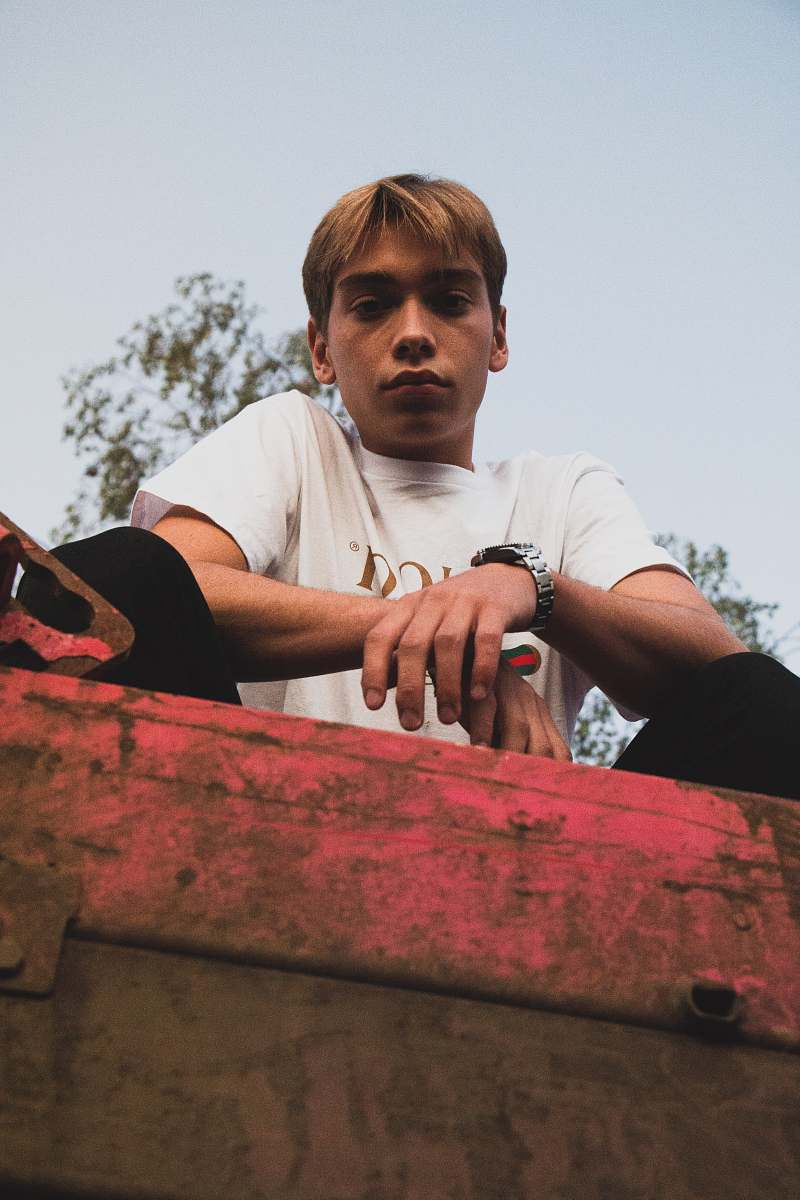 france man in white Gucci t-shirt money