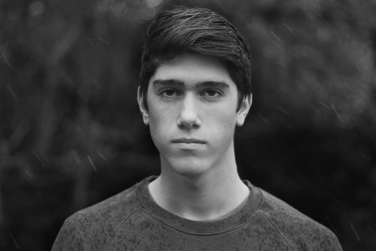 black-and-white men's gray crew-neck shirt face