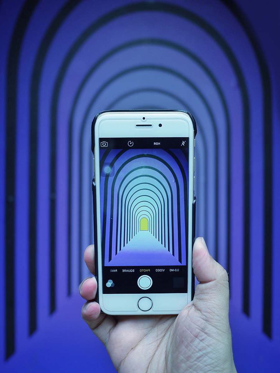 tunnel person holding silver iPhone 6 screen