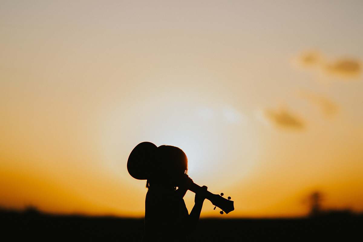 Capture the magic of a serene sunset as a talented musician plays the violin, creating an enchanting atmosphere. This captivating scene showcases the harmonious blend of music and nature, perfect for use in art projects, music-related promotions, or inspirational content focused on creativity and tranquility.