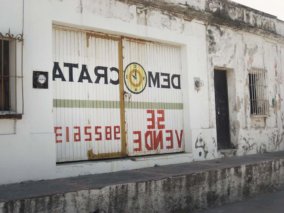 advertisement Democarat Se Vende building building
