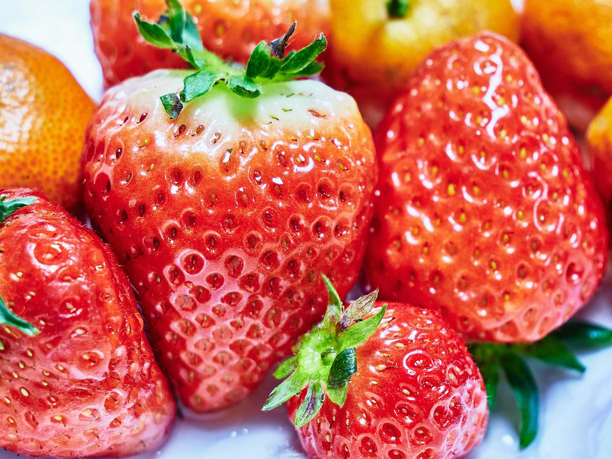 strawberry red strawberries on white ceramic plate plant
