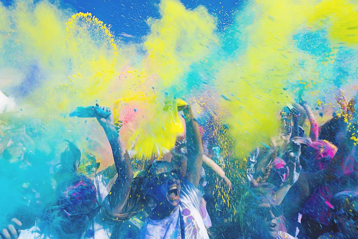 party people holding pouches with colored powders colour run