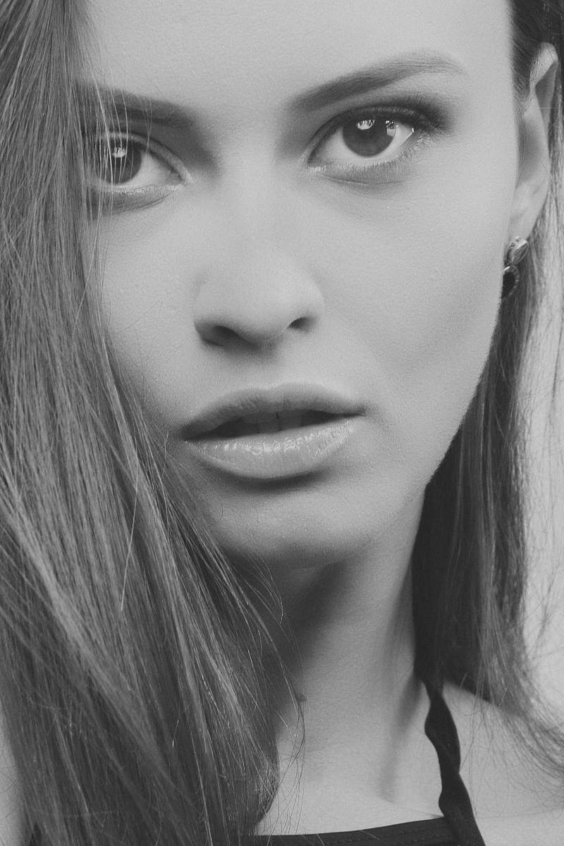 face woman's grayscale portrait photo black-and-white
