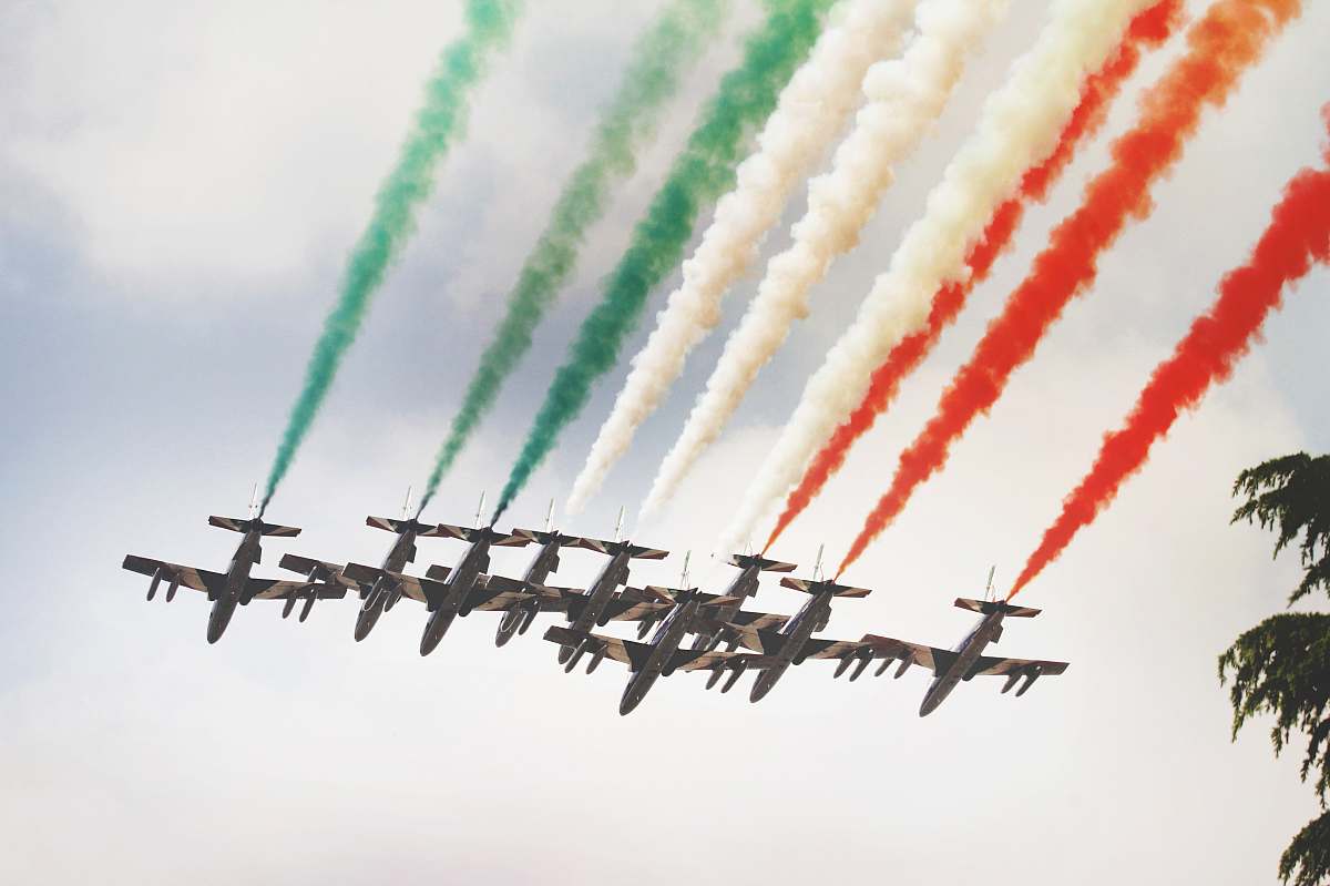 italy fighting jets performing aerobatics smoke