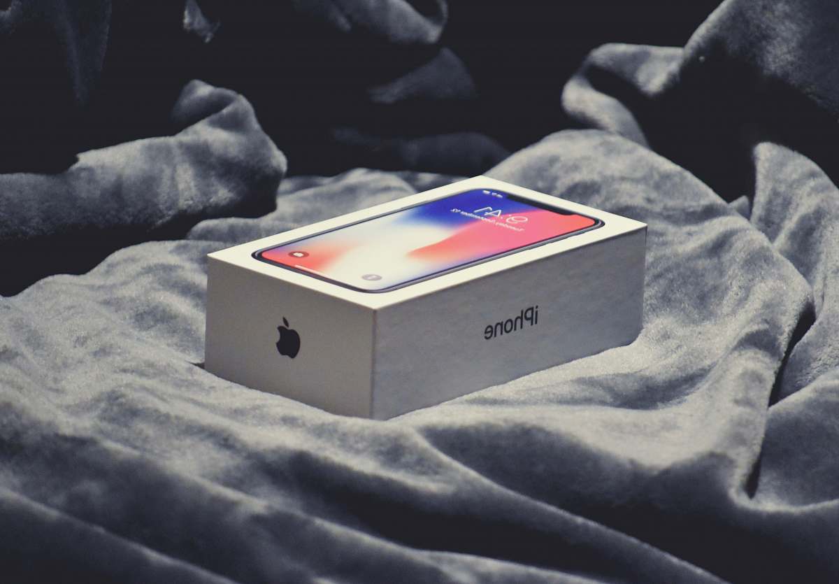 montreal space gray iPhone X box on gray textile canada