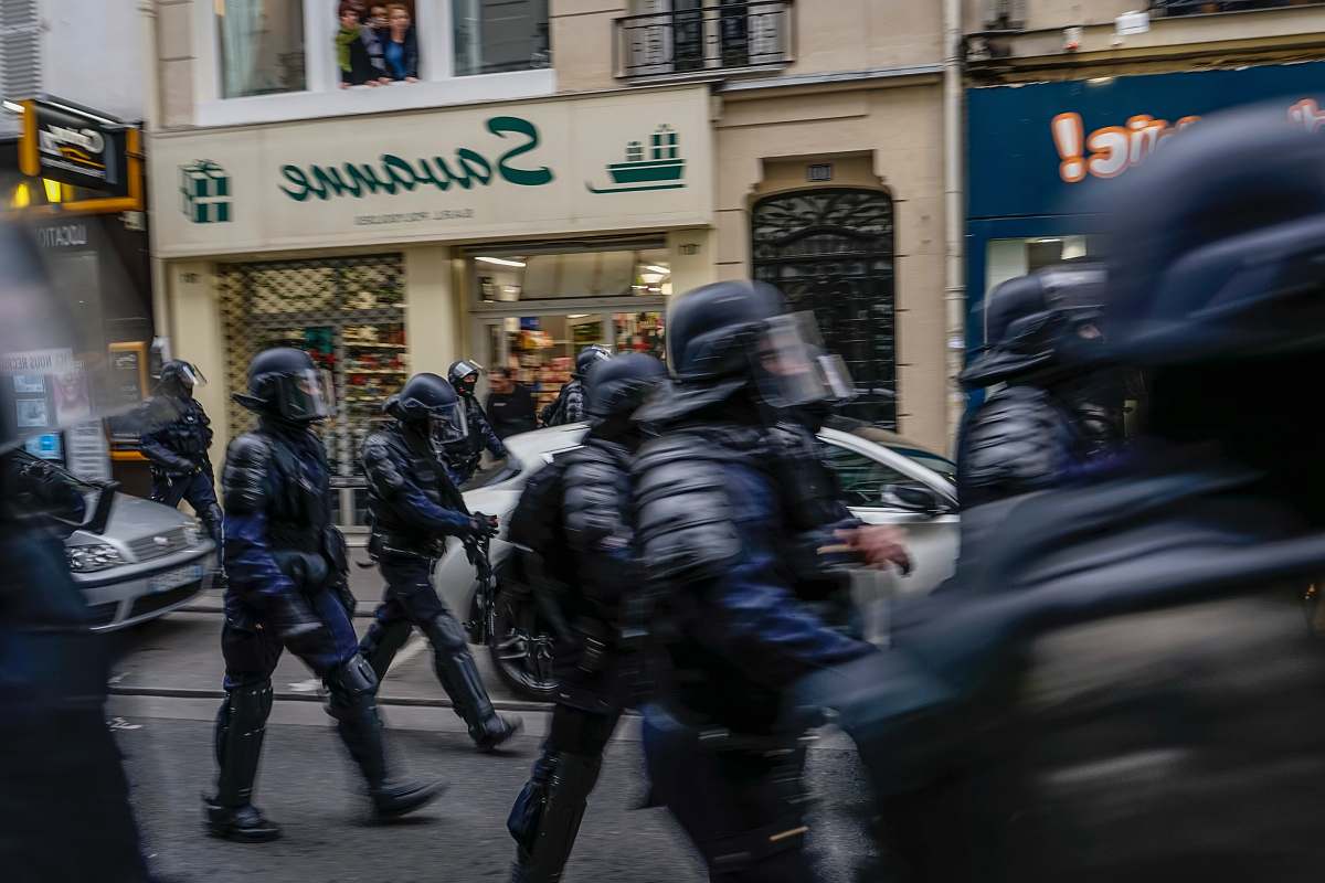 clothing Police across Savanne store helmet