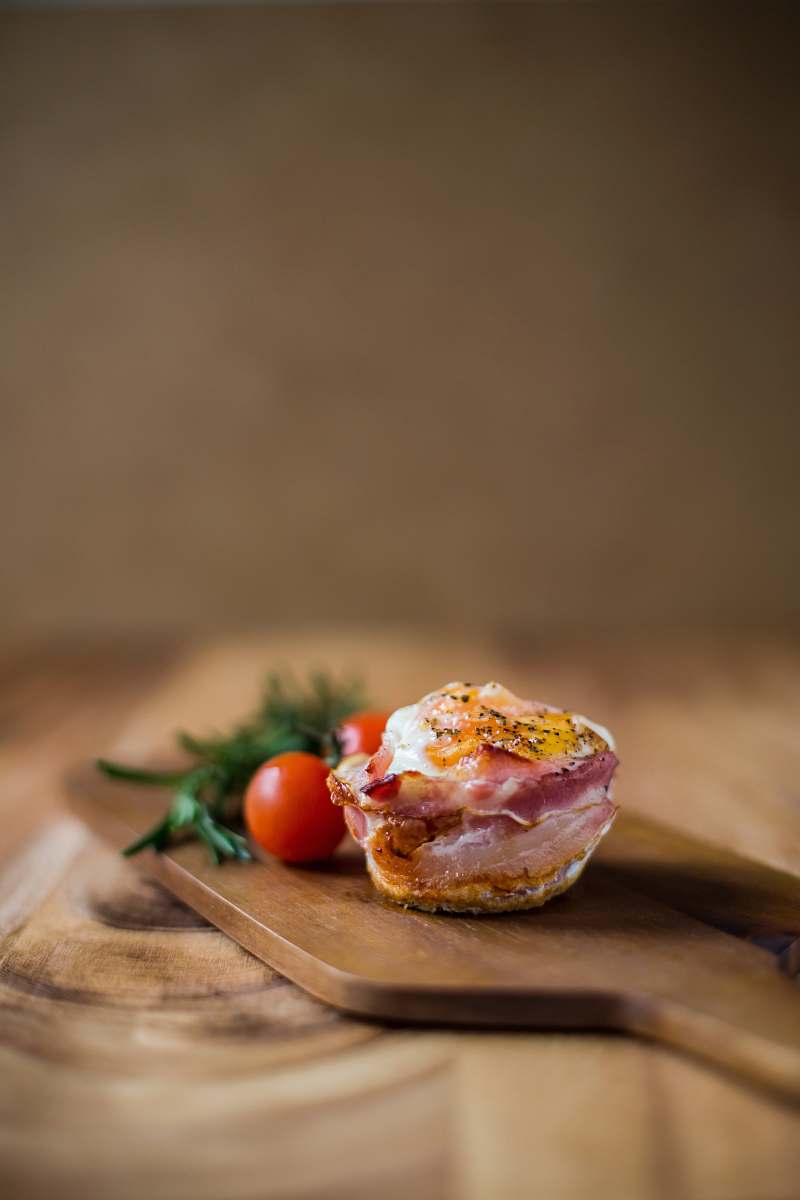 rosemary selective focus photography of cooked food near tomatoes both on brown wooden chopping board breakfast