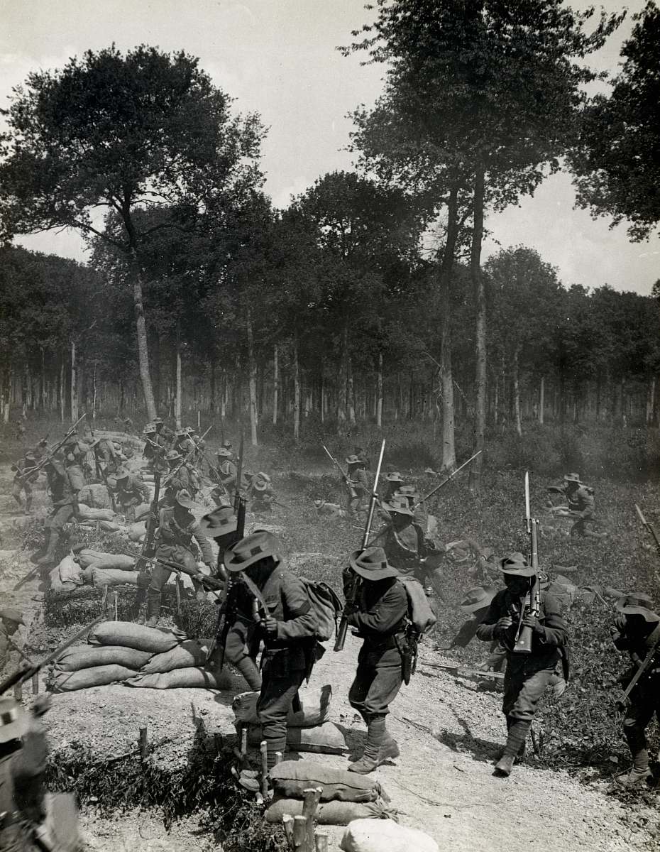 person World War 1 charging a trench military