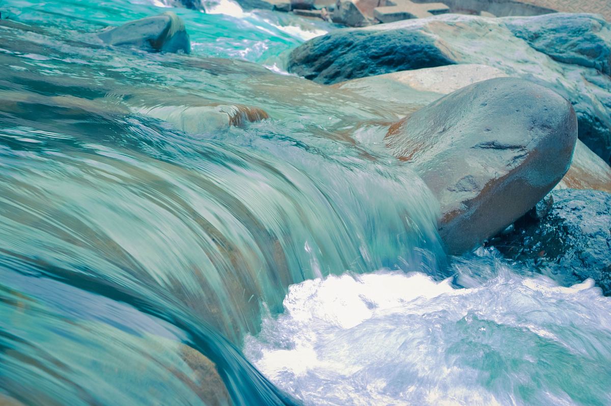 clear blue running water at daytime