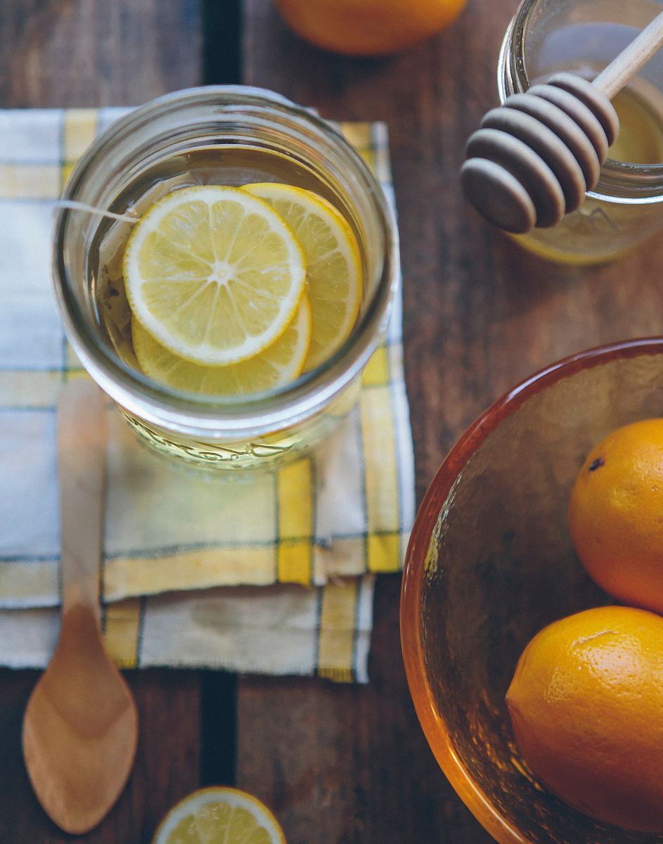 clear glass container with lemon slices
