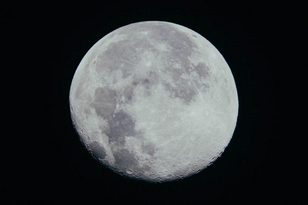 close-up photography of moon