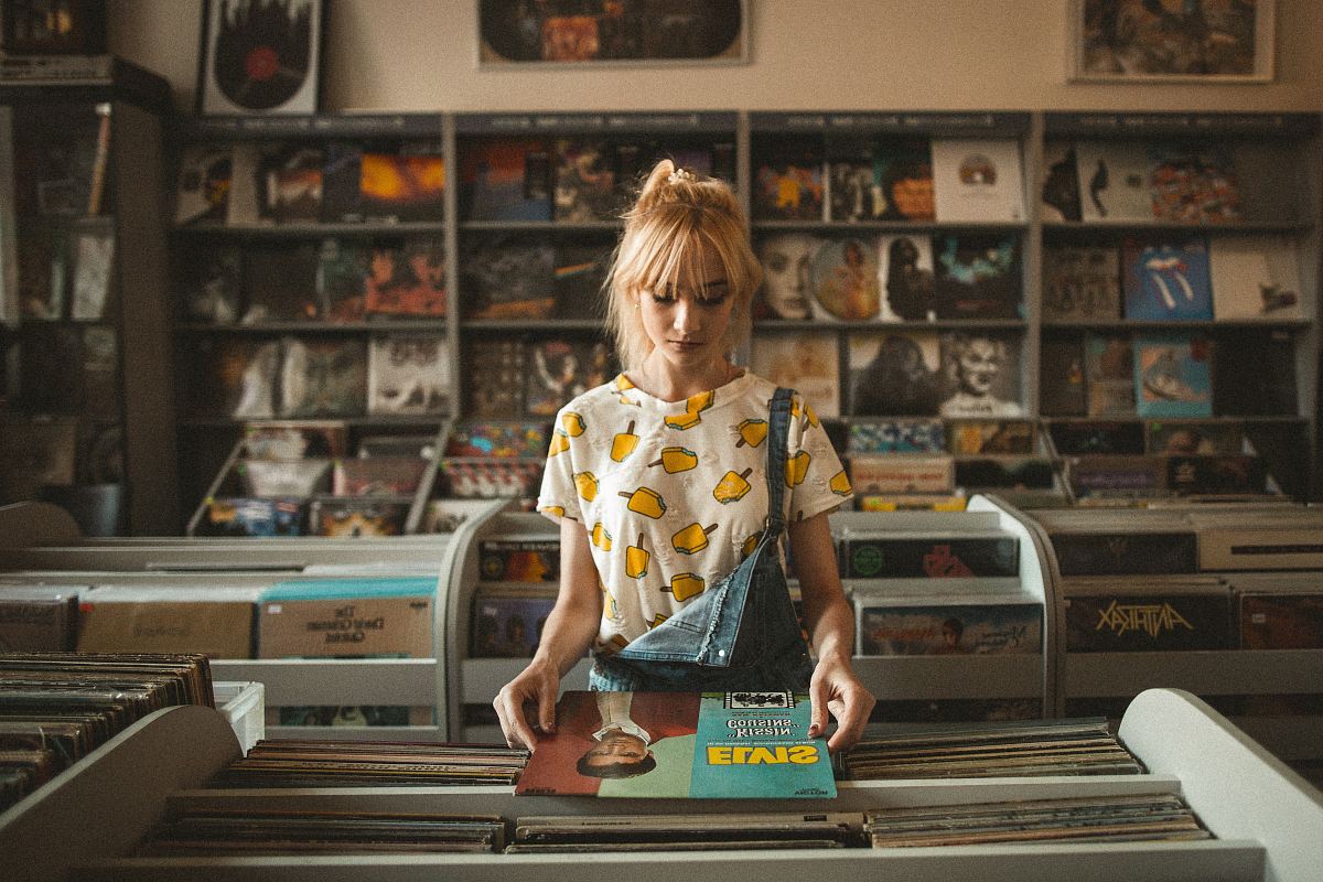 person holding Elvis Presley vinyl sleeve