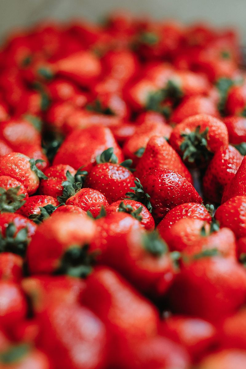 red strawberry fruits close-up photography