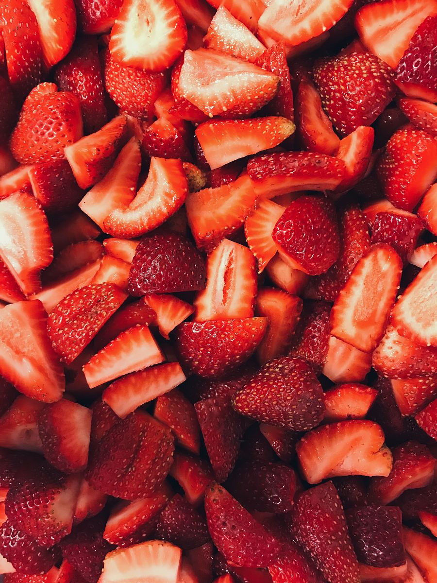 sliced strawberries