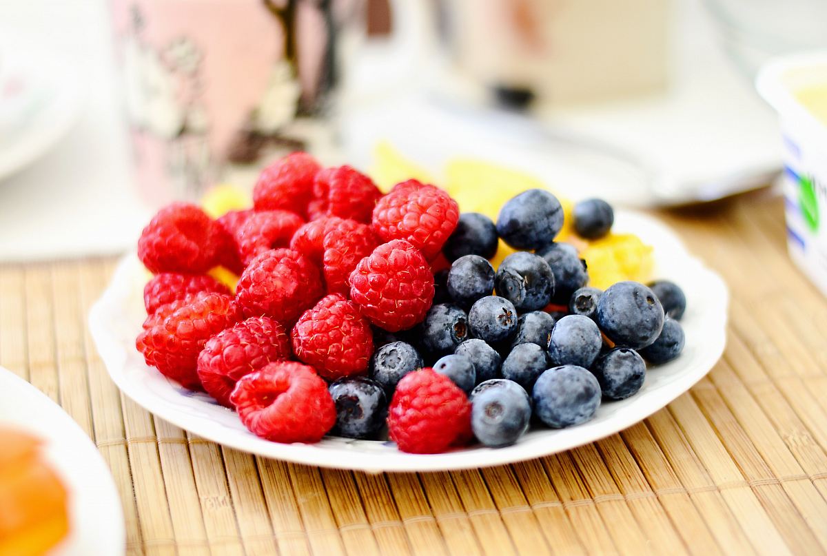 strawberries and blue berries on palte