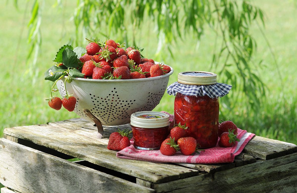 strawberries in bowl
