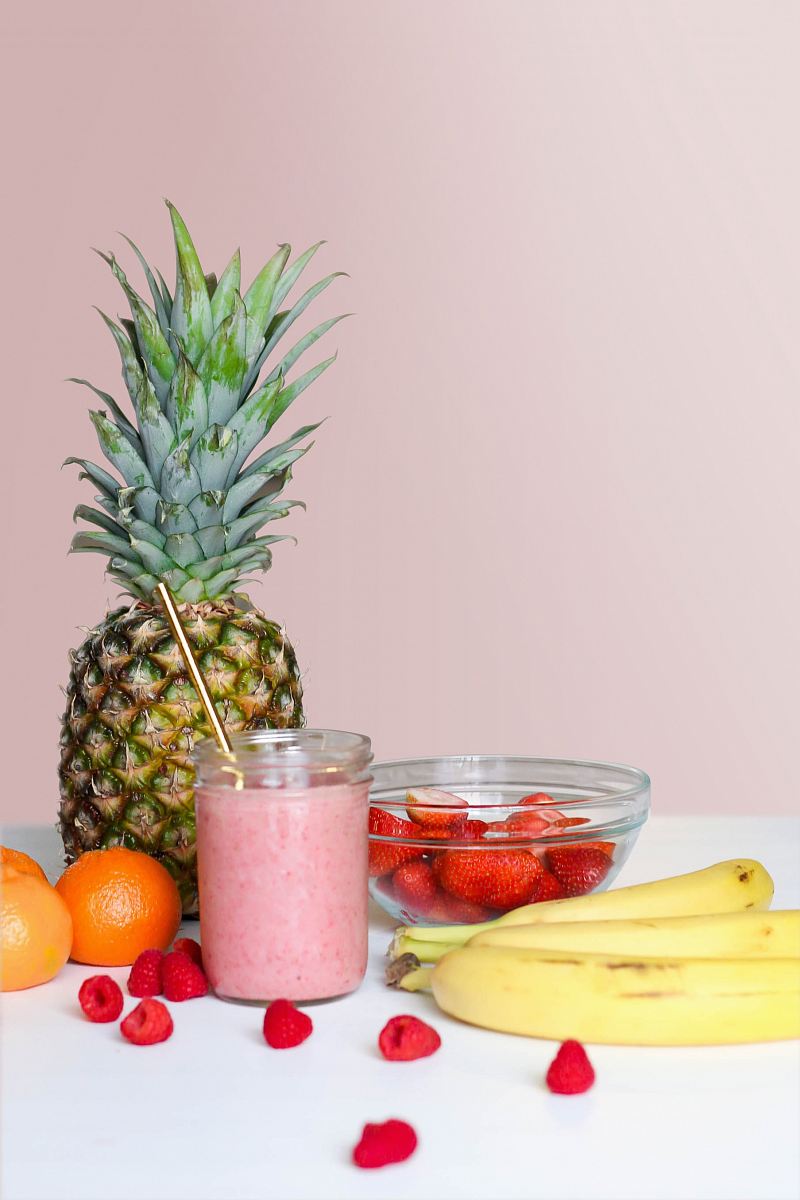 strawberry juice beside fruits on top of table