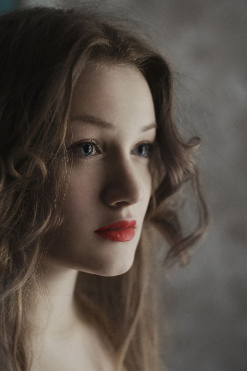 woman blonde hair and red lipstick