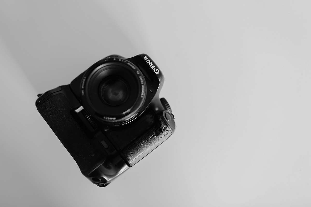 camera grayscale photography Canon camera black