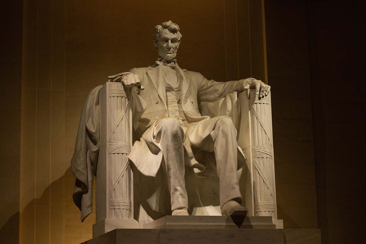 sculpture statue of Abraham Lincoln statue