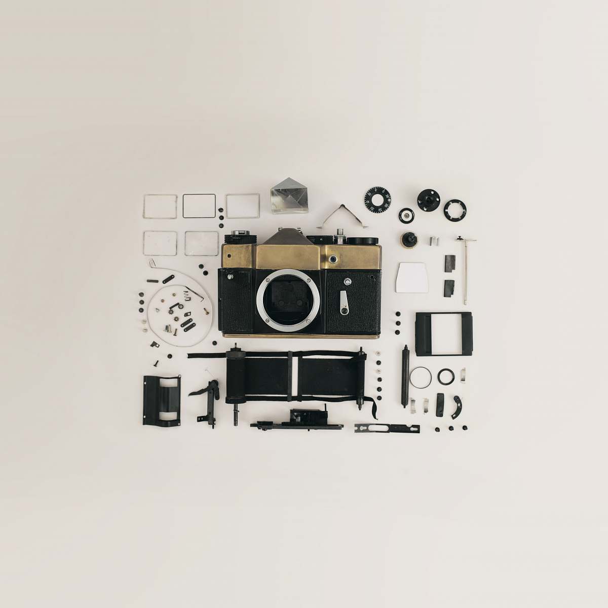 camera black and gray camera kit tech