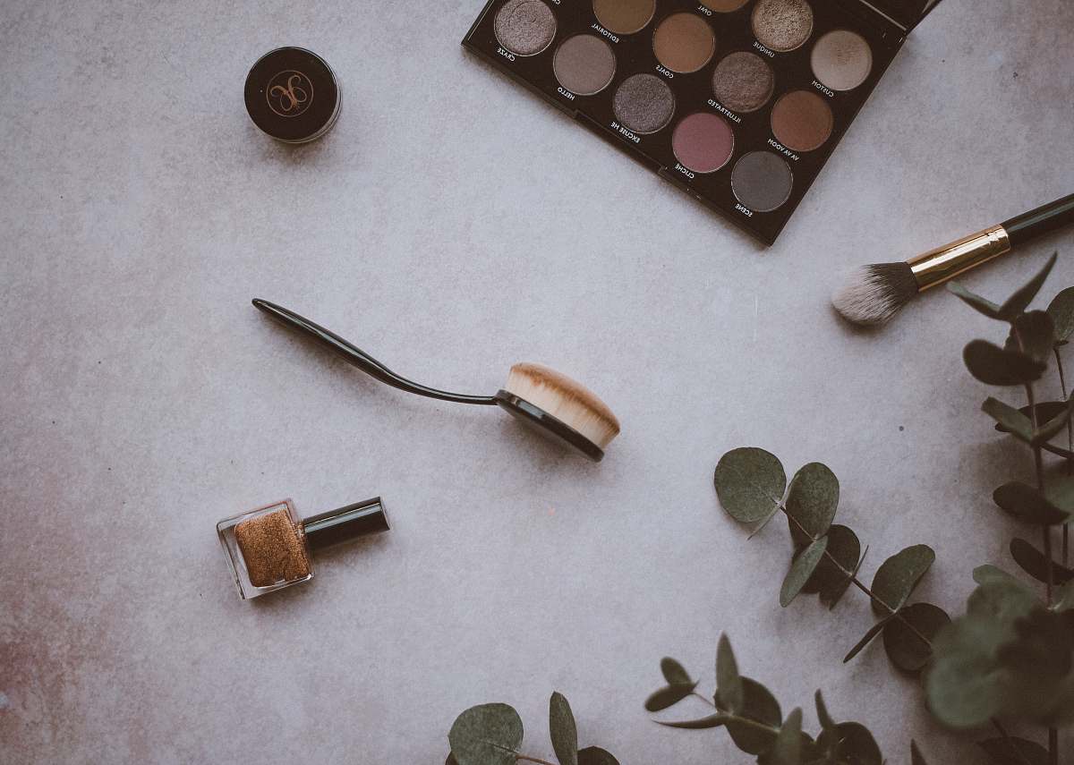 grey contour palette near oval brush chair