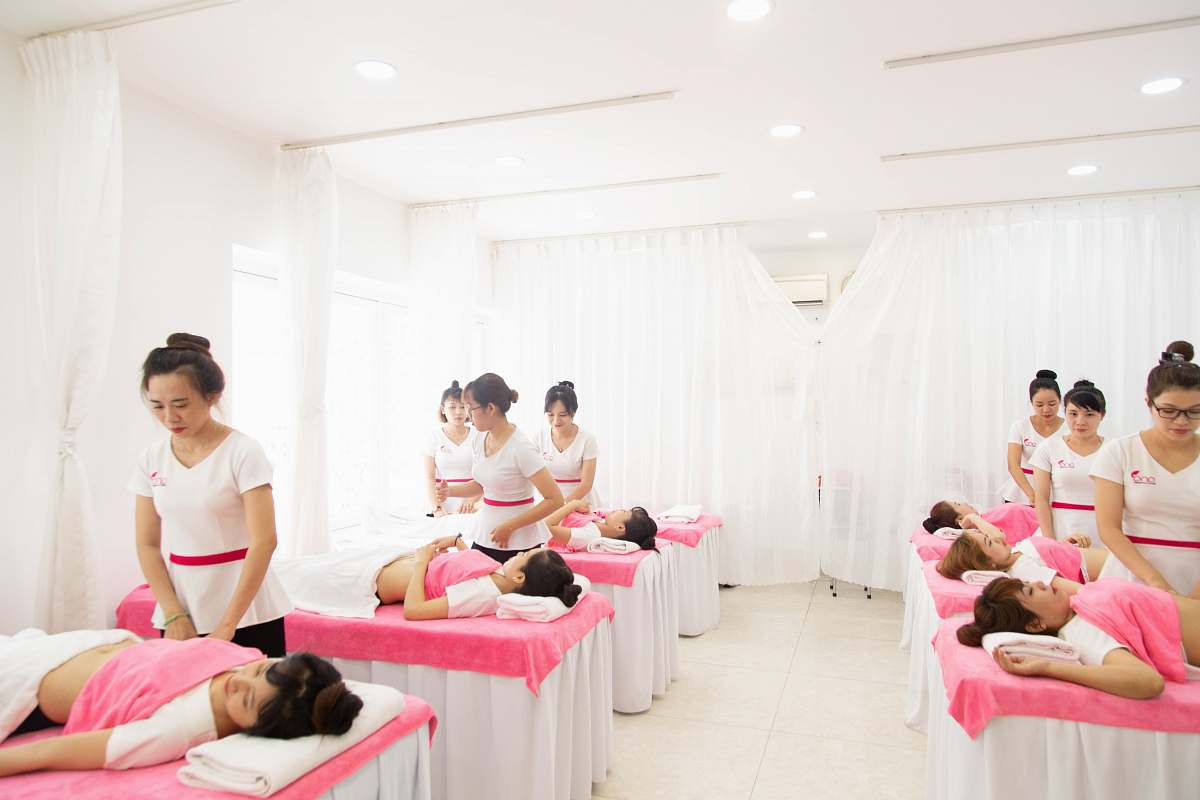 person massage room with pink and white theme massage