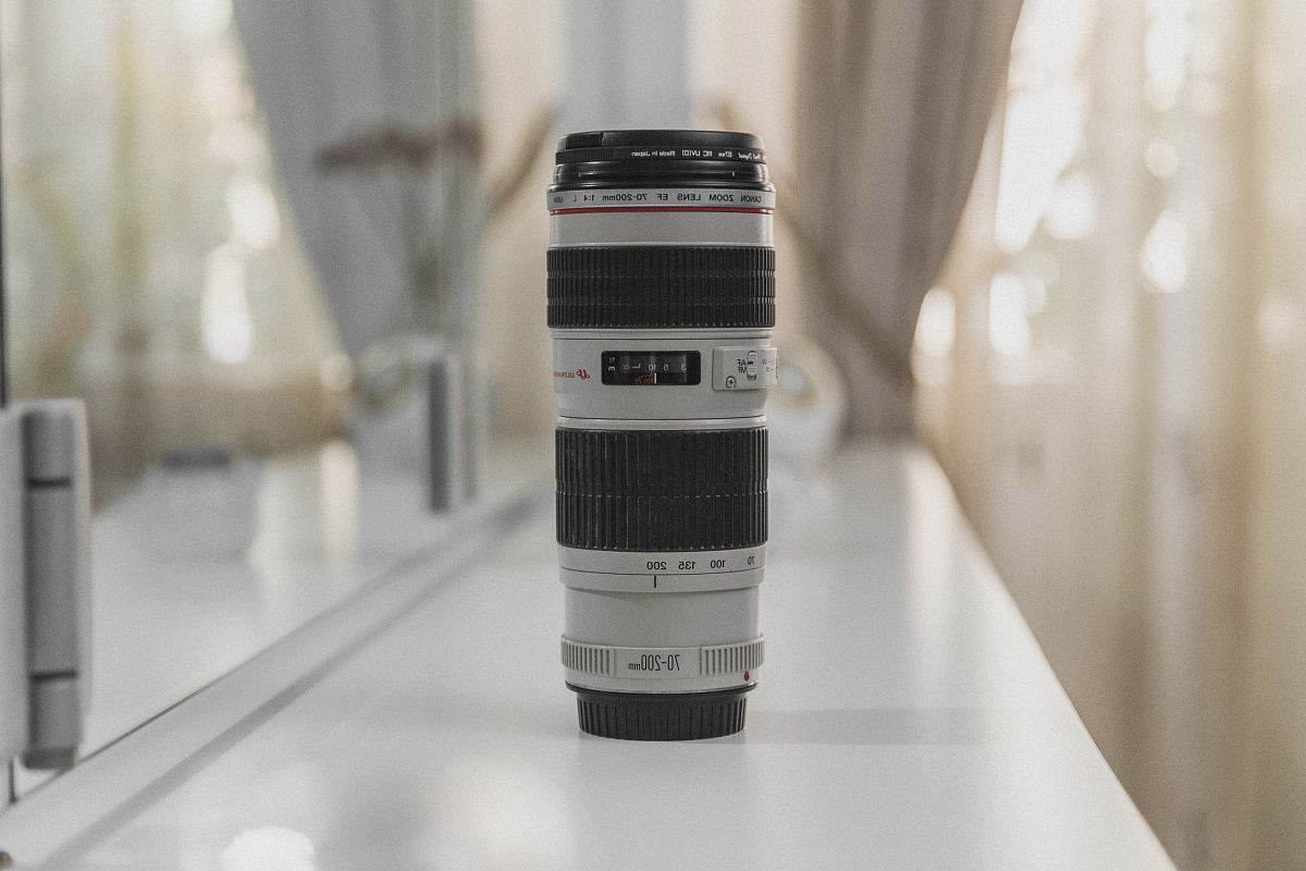 gray and black camera lens
