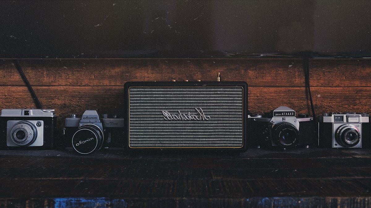 gray and black Marshall guitar amplifier