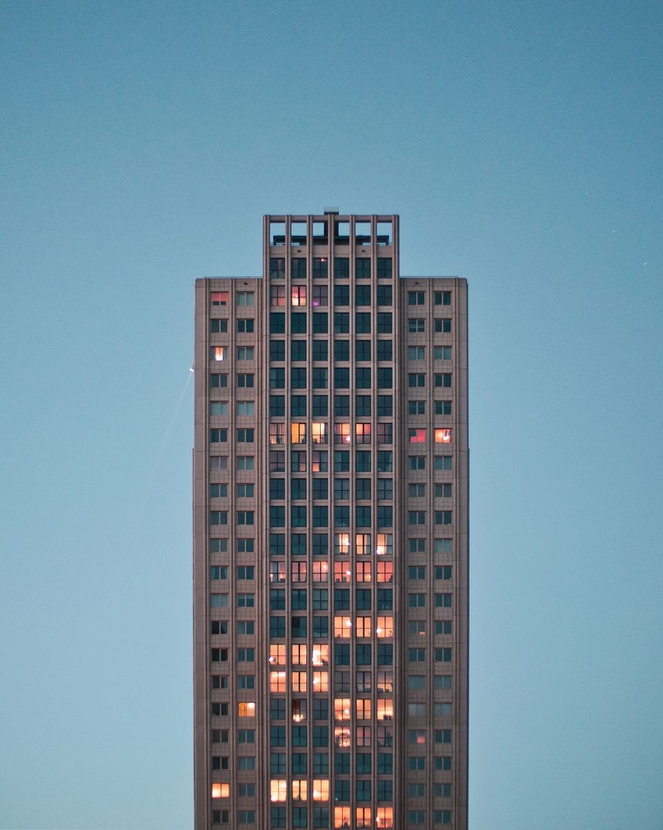 gray concrete high-rise building